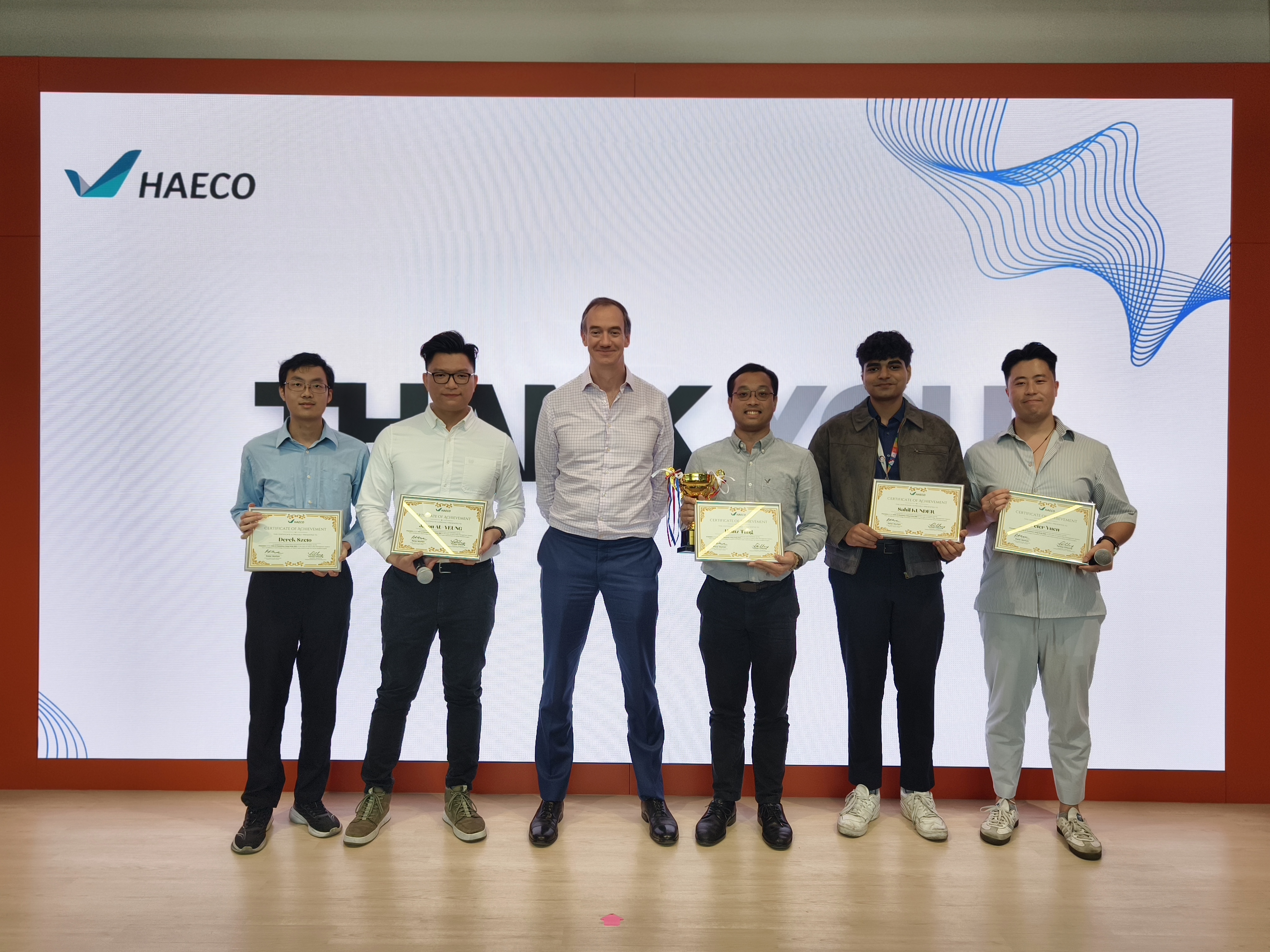 HAECO CEO presenting the Outstanding Innovation Certificate